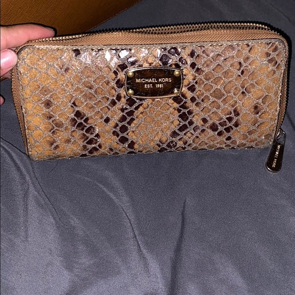 Michael Kors matching set with purse and wallet - Picture 3 of 8